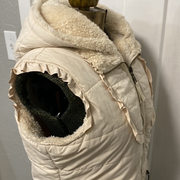 BILLABONG HOODED VEST WITH FAUX FUR LINING AND RUFFLES - Picture 15 of 16